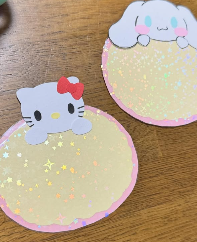 事務所で、なにやら黙々と工作中のY子看護師✂️